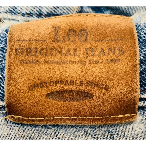 Vintage Lee Mom Jeans 31x27.5 Lightwash Tapered Leg Destroyed 5 Pocket 12" Rise - Picture 9 of 11